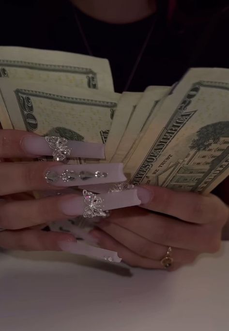 Nails Holding Money, Holding Money, Carrie Bradshaw Style, Counting Money, Money Girl, Pretty Pink Princess, Money Pictures, Money On My Mind, Money Goals