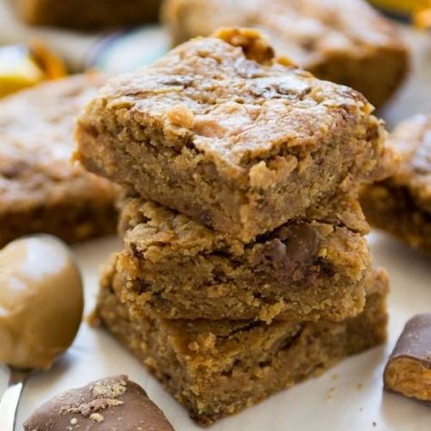 Butterfinger Blondies, Crazy For Crust, Blondies Recipe, Butter Bars, Peanut Butter Bars, Peanut Butter Recipes, Yummy Sweets, Eat Dessert, Cookie Desserts