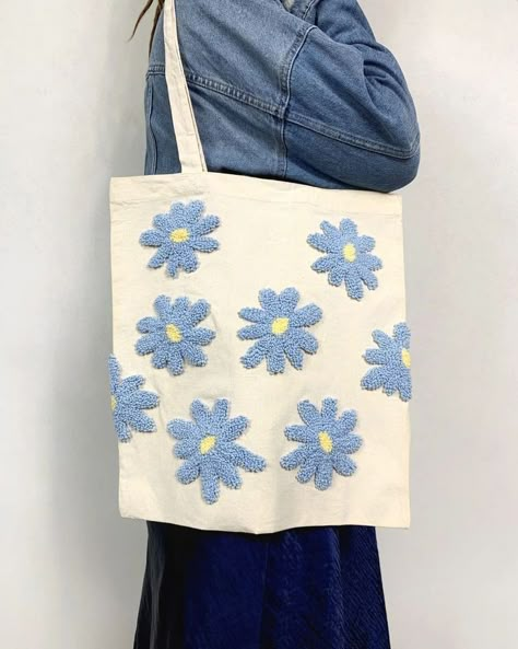 Punch Needle Bag Ideas, Punch Needle Tote Bag Ideas, Punch Needle Flowers, Punch Needle Tote Bag, Punch Needle Bag, Punch Embroidery, Handmade Fabric Bags, Totes Bag, Needle Embroidery