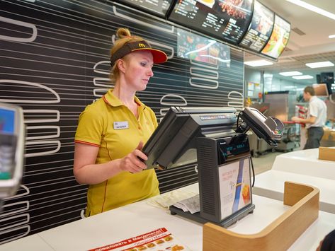 McDonald's employees share the 11 menu items they'd never eat Buttermilk Crispy Chicken, Mcdonalds Sweet Tea, Sausage Mcmuffin, Crispy Chicken Salads, Fast Food Workers, Mcdonald Menu, Mcdonalds Breakfast, Fish Sandwich, Chocolate Shake