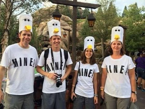 Seagulls from Finding Nemo Costume "Mine, Mine, Mine!" #Disney #Halloween #CostumeIdeas Disney Group Costumes, Finding Nemo Costume, Nemo Costume, Disney Costumes Diy, Mickey Halloween Party, Teacher Halloween Costumes, Costume Disney, Hallowen Costume, Disney Halloween Costumes