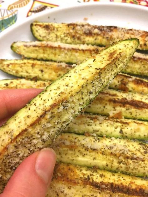 These crispy zucchini spears make the perfect snack and are great for dipping into your favorite sauce. Get the recipe. Garlic Zucchini, Zucchini Sticks, Bake Zucchini, Parmesan Zucchini, Roasted Vegetable, Thanksgiving Side Dishes, Zucchini Recipes, Veggie Dishes, Edamame