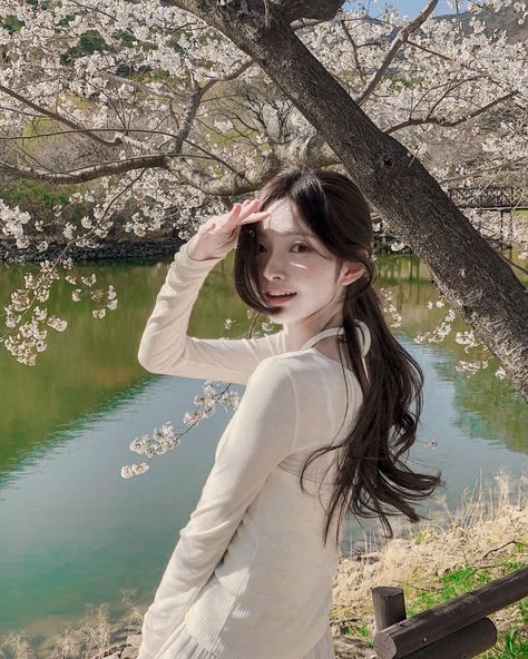 Cherry Blossom Outfit, Spring Outfits Japan, Cherry Blossom Pictures, Best Instagram Feeds, 사진 촬영 포즈, Selfie Poses Instagram, Friend Poses Photography, Stylish Photo Pose, Best Photo Poses