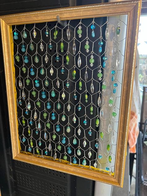 Chicken Wire Picture Frame, Chicken Wire Ghost, Wire Suncatcher, Chicken Wire Diy, Washer Crafts, Chicken Wire Art, Chicken Wire Crafts, Copper Wire Crafts, Chicken Wire Frame