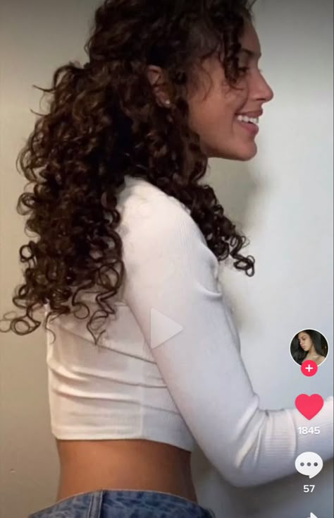 Fun Bun Hairstyles, Curly Hair Wispy Bangs, Curly Hairstyles For Long Hair, Curly Hair Aesthetic, Curly Hair Inspo Natural Curls, Curly Hair With Fringe Bangs, 90s Curly Hair, Pretty Curly Hair, Curtain Bangs With Curly Hair