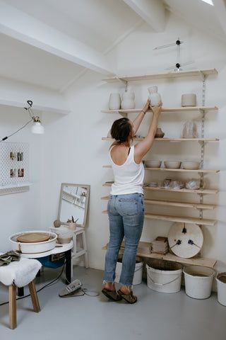 A glimpse inside my pottery home studio | Studio Bloei Backyard Art Studio, Props Storage, Home Studio Ideas, Studio Layout, Studio Shed, Pottery Store, Art Studio Room, Ceramics Studio, Ceramic Tools