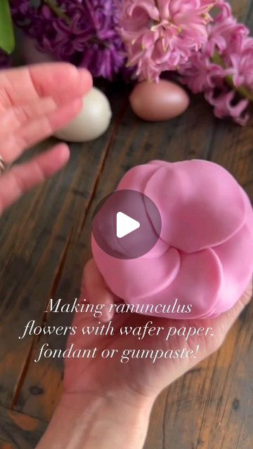 @worthitbakedgoods on Instagram: "@sugarbirdcakeryfloral Make gorgeous ranunculus flowers for cakes using this easy technique. You can create these using wafer paper, fondant or gumpaste and they all turn out beautiful! Have you tried making these yet? Check out my pinned reel for a more detailed video on how to make these pretty flowers 🌸  #sugarbirdcakeryfloral #ranunculus #paperflowers #diyflowers #waferpaperflowers #waferpaperranunculus #flowerstagram #flowersofinstagram #makingflowers #weddingcakeflowers #cakesofinstagram #cakestagram #cakedecorating #cakeart #cakeflowers #fondant #fondantart #fondantflowers" Fondant Flowers Tutorial, Edible Flowers Cake, Fondant Techniques, Fondant Flower Tutorial, Diy Edible, Wafer Paper Flowers, Gumpaste Flowers, Ranunculus Flowers, Cerámica Ideas