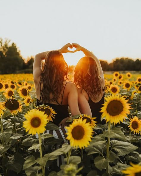 Sunflower Family Shoot, Outfit Ideas For Sunflower Photos, Sunflower Sunset Photoshoot, Wildflower Picture Poses, Sun Flower Photo Shoot, Sunflower Picture Ideas, Sunflower Field Picture Ideas, Zinnia Field Photoshoot, Sunflower Field Wedding