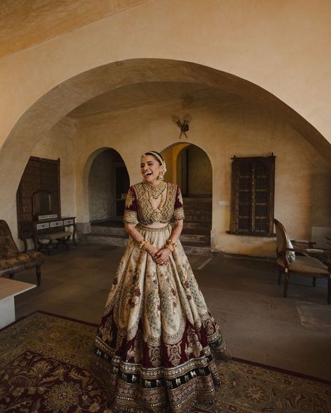 𝐌𝐚𝐫𝐰𝐚𝐫 𝐂𝐨𝐮𝐭𝐮𝐫𝐞 𝐁𝐫𝐢𝐝𝐞 (@royalmarwarbrides) • Instagram photos and videos Marwar Couture, Rajasthani Bride, Latest Bridal Lehenga Designs, India Textiles, Indian Bridesmaid Dresses, Designer Bridal Lehenga Choli, Chandni Chowk, Red Bridal Dress, Bridal Lehenga Designs