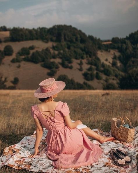 Picnic Shoot, Picnic Photo Shoot, 50s Aesthetic, Countryside Fashion, Idda Van Munster, Retro Photoshoot, Flax Flowers, Creative Photoshoot Ideas, Pastel Fashion