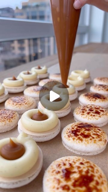 Creme Brulee Macarons, Creme Brulee Macaron, Fancy Macarons, Fancy Sweets, Ganache Macaron, Nutella Macarons, Caramel Macarons, Macaron Dessert, Vanilla Ganache