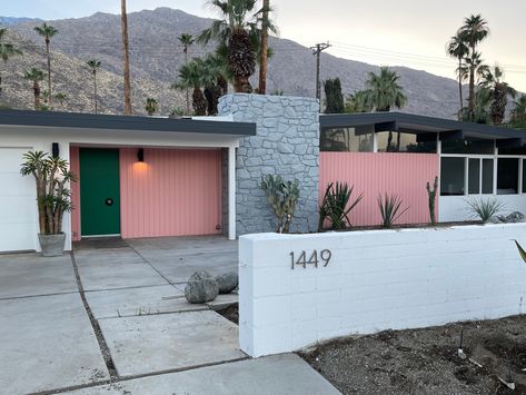 Midcentury House Exterior Colors, Pink And Green House Exterior, 1950s House Exterior, Mid Century Exterior Paint Colors, Palm Springs House Exterior, Casita Exterior, Midcentury House Exterior, House Exterior Black, Mid Century House Exterior