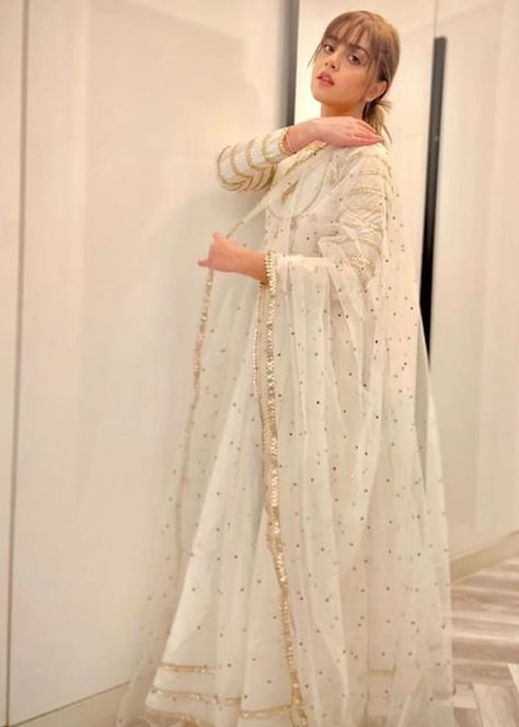 White And Golden Dress, Alizeh Shah, Golden Dress, Pakistani Fashion Party Wear, Kurti Designs Party Wear, Simple Pakistani Dresses, Pakistani Dress Design, Pakistani Actress, Frock Design