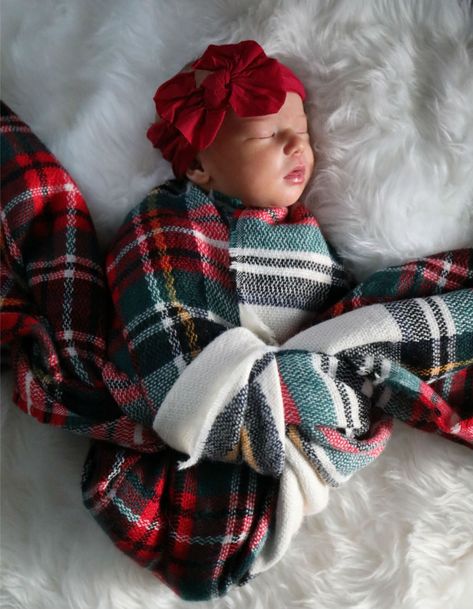 Newborn Hot Cocoa, Newborn Christmas Announcement, New Family Christmas Pictures, Newborn In December, Diy Christmas Newborn Pictures, New Born Baby Girl Photoshooting Christmas, Christmas Newborn Photoshoot Ideas, Newborn Xmas Photoshoot, Christmas For Newborns