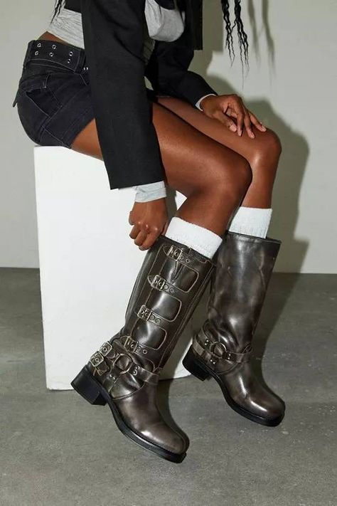 Steve Madden Biker Boots, Steve Madden Rocky Boots, Steve Madden Boots Outfit, Buckle Boots Outfit, Frye Boots Outfit, Riding Boots Outfit, Futuristic Boots, Moto Boots Outfit, Biker Boots Outfit