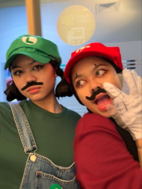 Scary Mario Costume, Mario Custome Halloween, Luigi Outfit Ideas, Halloween Costume Mario And Luigi, Mario Costume Halloween, Mario Makeup Halloween, Mario And Luigi Makeup Looks, Female Luigi Costume, Luigi And Mario Halloween Costume