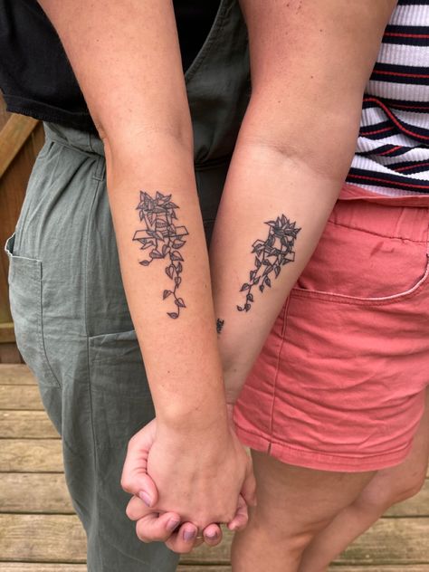 Matching sister pothos tattoo 🥰 Best Friend Plant Tattoos, Matching Plant Tattoos, Pothos Vine Tattoo, Pothos Plant Tattoo, Pothos Tattoo, Jj Tattoo, Miscellaneous Tattoos, Plant Tattoos, Wrap Around Tattoo