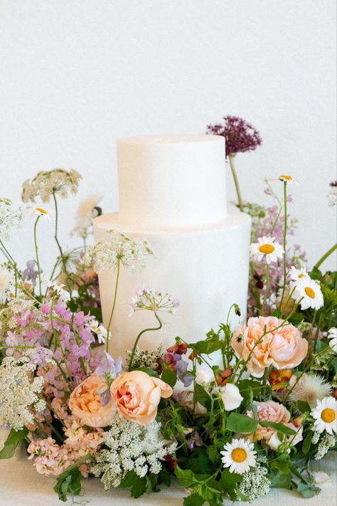 Cake Meadow Flowers, Flower Meadow Wedding, Cake Meadow, Organic Wedding Cake, Cake Floral, Wedding Cake Fresh Flowers, Wedding Backyard Reception, Wedding Bubbles, Floral Wedding Cake