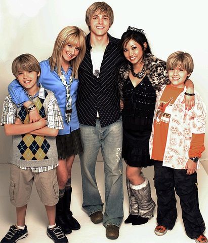 Cole, Ashley, Jesse, Brenda and Dylan Zack And Cody Cast, Dylan And Cole Sprouse, Disney Channel Games, Sprouse Twins, Old Disney Channel Shows, Bo Duke, Blonde Halloween Costumes, Peyton Clark, Jesse Mccartney