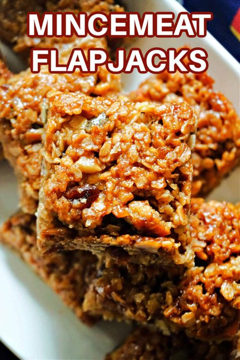 Mincemeat Flapjacks with mixed seeds and nuts, a delicious and super easy festive treat that is made with a handful of ingredients. These flapjacks with a twist are chewy and gooey, and go down really well with a cup of your favourite hot drink. Gooey Flapjack Recipe, Easy Festive Desserts, Healthy Flapjack, Flapjack Recipe, Delicious Christmas Desserts, Christmas Desserts Easy, Festive Desserts, Sweet Pie, Fancy Desserts