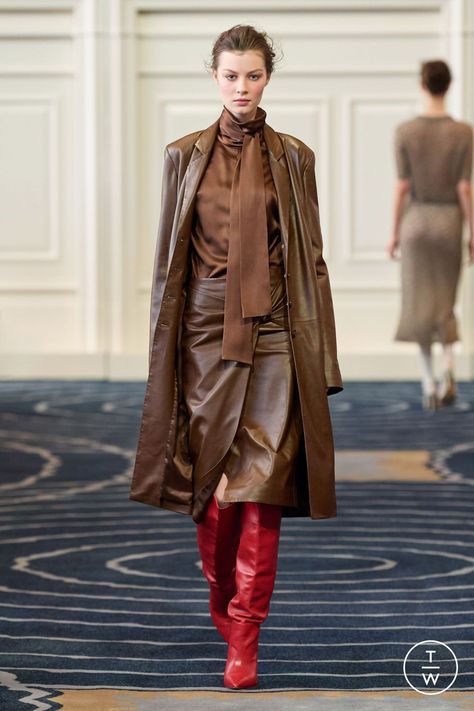 Brown Runway, Leather Coat Outfit, Leather Trend, Mocha Mousse, Leather Skirt Outfit, Leather Pants Outfit, Paris Fashion Week Street Style, Trend 2024, Leather Jacket Outfits