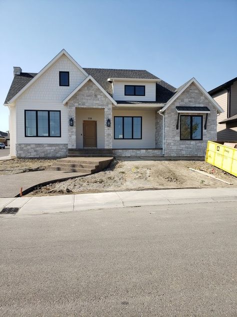 House Exterior Side Garage, Cream Brick Homes Exterior Colors, Part Brick Part Siding Exterior, Exterior House Design With Stone, Different House Exterior Materials, Home Exterior Small House, New Construction Home Exterior, New Construction Exterior Colors, Light Brick Exterior House