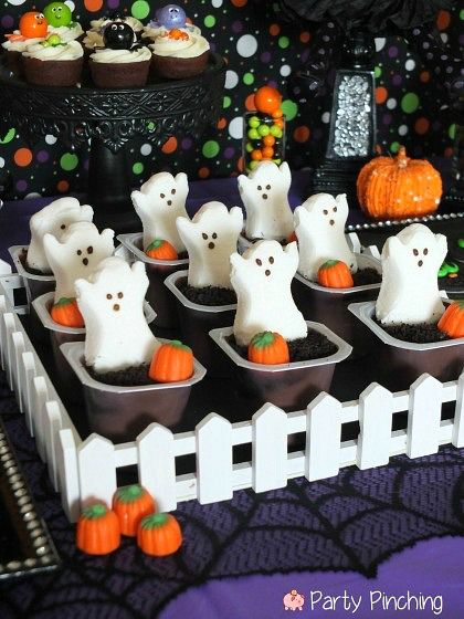 Cute Halloween Party Ideas Halloween Peeps, Kids Halloween Food, Recetas Halloween, Halloween Treats For Kids, Halloween Foods, Food For Party, Halloween Treats Easy, Pudding Cups, Kids Treat