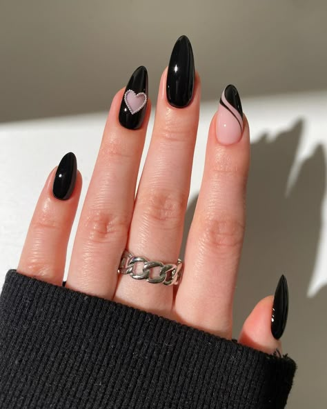 Paznokcie Hello Kitty, Black Almond Nails, Heart Nail Designs, Black Acrylic Nails, Nagel Tips, Smink Inspiration, Makijaż Smokey Eye, Almond Nails Designs, Black Nail Designs