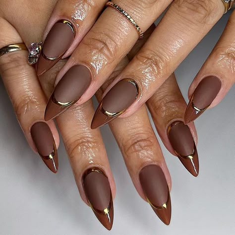 Brown and Gold Nails Matte Brown Nails, Nails On Black Skin, Pointy Nails, Milky Nails, 2024 Nails, Nails Gold, Almond Nails Designs, Nice Nails, New Nails