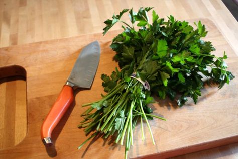 Chopping herbs isn’t a new skill to any cook in the kitchen, but we’ve recently come across a method that cuts down the time it takes to pick leaves off stems. This is especially useful for cilantro and parsley, where it is often necessary to use just the leaves and not the stems. This is a simple trick, not one that will change your life, but it can speed up your herb prep quite a bit! Here’s what we do. Eat To Live, Healthy Foodie, Baking Tips, Cooking Kitchen, Raw Vegan, Fresh Herbs, 5 Ways, No Cook Meals, Food Hacks