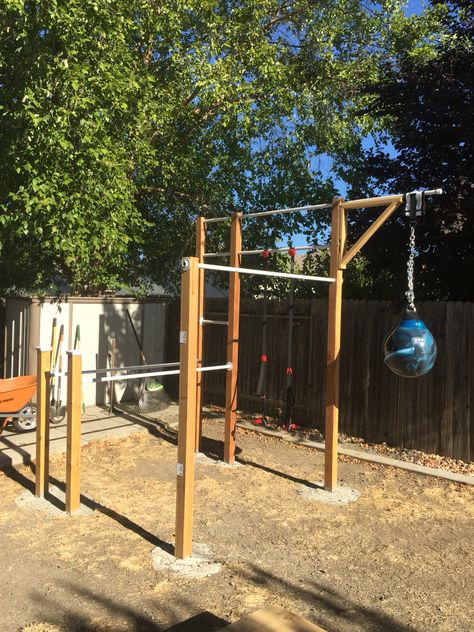 DIY backyard workout ideas Outdoor Jungle Gym, Backyard Jungle Gym, Calisthenics Gym, Backyard Gym, Home Gym Garage, Diy Gym, Diy Home Gym, Best Home Gym, Home Gym Design