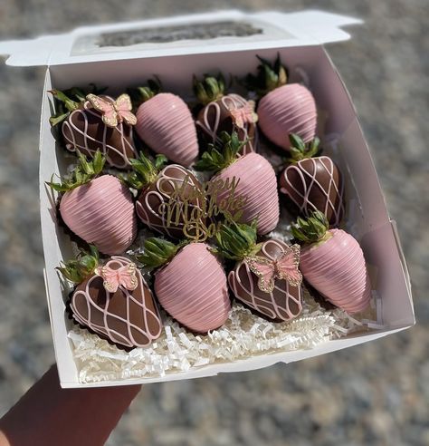 milk chocolate strawberries with pink details💗 - - - - - - - - - #mothersday#mothersdaystrawberries #chocolate #strawberries#chocolatestrawberries #lfl#fff#explorepage #explore#reel#pinkstrawberries #mamastrawberries #momstrawberries #fresasconchocolate #diadelasmadres #mothersdayoptions #giftideas #mothersdayarrangement #mothersdaygifts#pinkbutterfly #butterflystrawberries Chocolate Covered Strawberries Designs, Milk Chocolate Strawberries, Choc Covered Strawberries, Treat Business, Strawberry Recipe, Food Gift Box, Chocolate Covered Strawberry Recipe, Fruit Ideas, Covered Strawberry