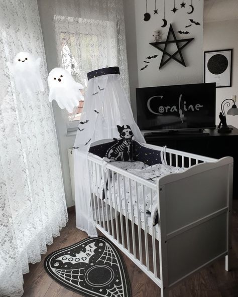 S I B E L 🌙 B L A C K on Instagram: “Baby Goth Corner in our Bedroom ♡ (her room is pink 😅) . . . #babybat #babyghoul #babygothic #gothicbaby #gothmom #altmom #gothichome…” Goth Baby Nursery, Gothic Baby Nursery, Gothic Nursery, Dark Nursery, Gothic Baby, Goth Baby, Baby Room Themes, Adorable Nursery, Nursery Room Design