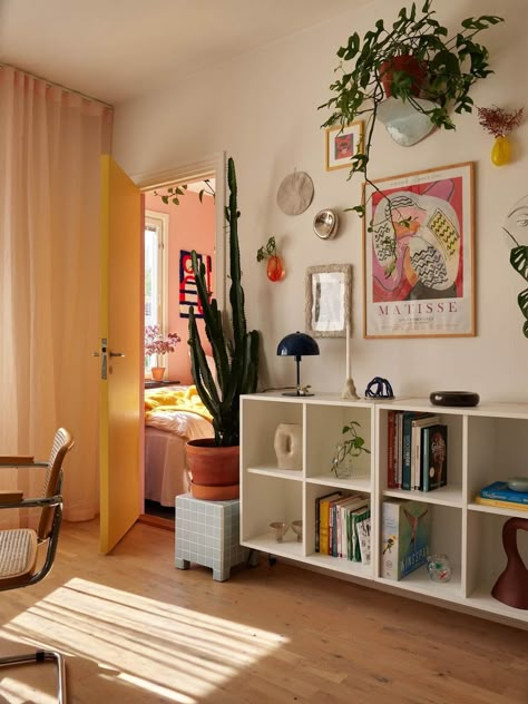 Desk Small Apartment, Small Living Room Decorating Ideas Apartment, Decorate Small Room, Small Living Room Ideas Apartment Minimalist, Minimalist Apartment Decor Ideas, Apartment Decorating Minimalist, Small Apartment Inspo, Small Flat Decor, Small Flat Ideas