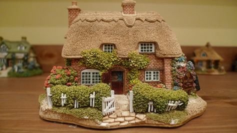 Home Maker, Cottage Images, Miniature Cottage, Fairy House Crafts, Clay Fairy House, Lilliput Lane, Little Cottages, Cottage Aesthetic, House Crafts