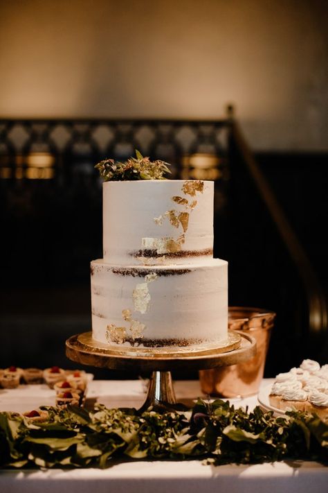 Simple Wedding Cake With Gold, Wedding Cake With Gold Foil, Ice Cream Wedding Cake, Wedding Cake With Gold, Cake With Gold, Donut Bar, Floral Wedding Cakes, Romantic Wedding Cake, Chocolate Wedding Cake