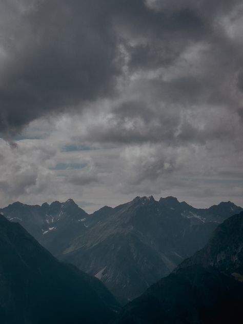 A view of a mountain range under a cloudy sky photo – Free Cloud Image on Unsplash Mountain Images, Free Cloud, Sky Photo, Sky Photos, Cloudy Sky, Grey Wallpaper, Public Domain Images, Nature Images, Mountain Range