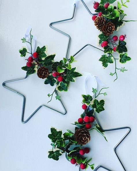 Star Christmas Wreath, Diy Star Wreath, Star Wreath, Star Wreath Ideas, Cheap Xmas Gifts, Red And Gold Christmas Tree, Simple Christmas Decor, Xmas Presents, Star Decorations