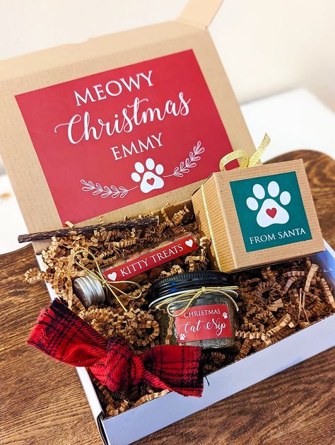 Cat Christmas Gifts, Cat Gift Basket, Christmas Presents For Cats, Gifts From Santa, Xmas Market, Xmas Vibes, Christmas Dog Treats, Cat Christmas Stocking, Christmas Pets