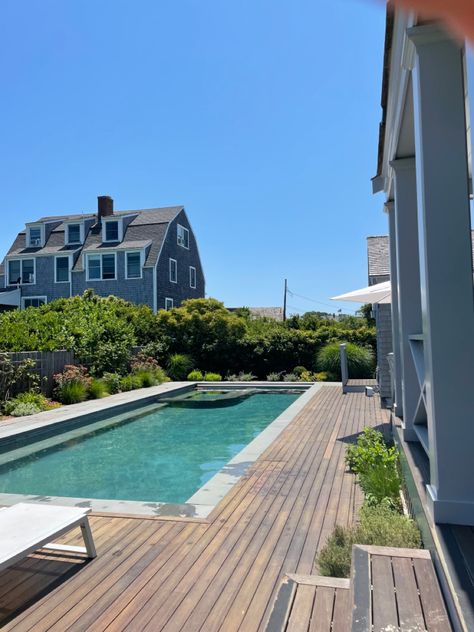 Old Money Nantucket, Nantucket Pool, Tsitp Vibe, Hamptons Backyard, Nantucket Preppy, Porsche Mom, Hamptons Lifestyle, Nantucket Aesthetic, Outside Showers