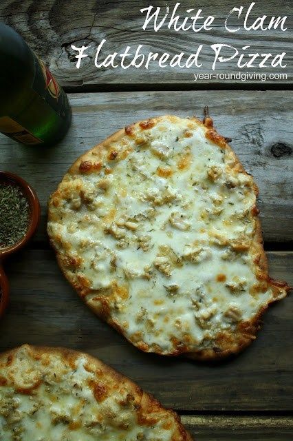 Flatbread Pizza Recipe, Clam Pizza, Naan Pizza Recipes, Flatbread Pizza Recipes, Clams Casino, Yummy Pizza, Naan Pizza, Pizza Ingredients, Flatbread Recipes