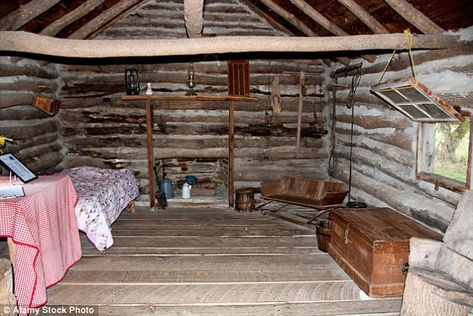 Inside the Little House on the Prairie cabin, currently closed due to public safety concerns Charles Ingalls, Prairie Quilt, Cabin Decorations, Plan Wallpaper, Pioneer House, Historic Farmhouse, Log Cabin Rentals, Ingalls Family, Log Cabin Plans