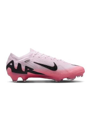 We make Elite cleats for those obsessed with the game. This special edition Vapor 15 is no exception. Its pastel pink and metallic Swoosh design will be on the feet of the best players as they take to the field of the world’s biggest tournaments. Add in a specially designed Air Zoom unit for speed, and you have a championship-level cleat ready for personal brilliance. Shown: Pink Foam/Black Style: DJ4978-601 Cute Soccer Cleats, Pink Cleats, Nike Mercurial Vapor 15, Wishlist 2024, Flag Football, Nike Mercurial, Nike Store, Soccer Cleats, Air Zoom