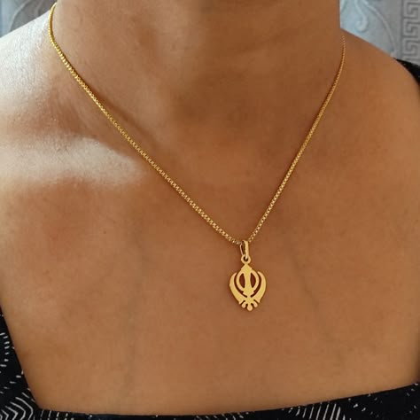 Gold Pendants For Men, Modern Gold Jewelry, Gold Chain Design, Gold Bridal Earrings, Black Beaded Jewelry, Gold Chain With Pendant, Indian Jewelry Sets, Gold Locket, Jewelry Lookbook