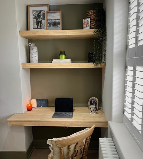 Ad RECREATE MY ALCOVE DESK! I have loved finally having a dedicated workspace in the house, no more working at the dining room table. I built this using materials from @bandq_uk & it was so much simpler than I anticipated. As you can see from these pictures I built a wooden structure using wood batons, I used a thinner baton for the shelves than the desk. Then I added the desk top and top and bottom shelves & then fronted with 68cm wood trim to give the floating effect. Lastly, I acc... Floating Desk Diy, Alcove Desk, Easy Diy Desk, Desk Idea, Alcove Shelving, Sun House, Floating Desk, House No, Desk Top