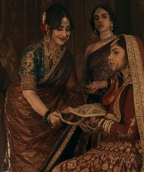 Heeramandi Outfits, Modern Sari, Manisha Koirala, Aditi Rao Hydari, Aditi Rao, Saree Draping Styles, India Culture, Indian Fashion Saree, Royal Outfits