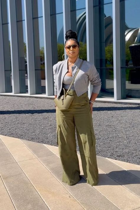 Outfit Ideas Camo Pants, Olive Green Wide Leg Pants Outfit, Green Pants Outfit Fall, Green Khaki Pants Outfit, Trendy Cargo Pants Outfit, Olive Green Cargo Pants Outfit, Wide Leg Pants Outfit Fall, Wide Leg Cargo Pants Outfit, Army Green Pants Outfit