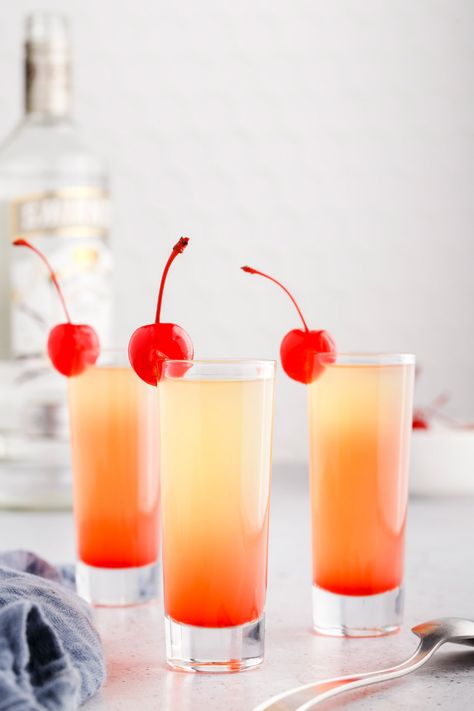 Pineapple Upside Down Shot, Pineapple Moonshine, Pineapple Upside Down Cake Shot, Cake Shot, Classy Cocktails, Vodka And Pineapple Juice, My Heavenly Recipes, Moonshine Recipe, Cake Vodka