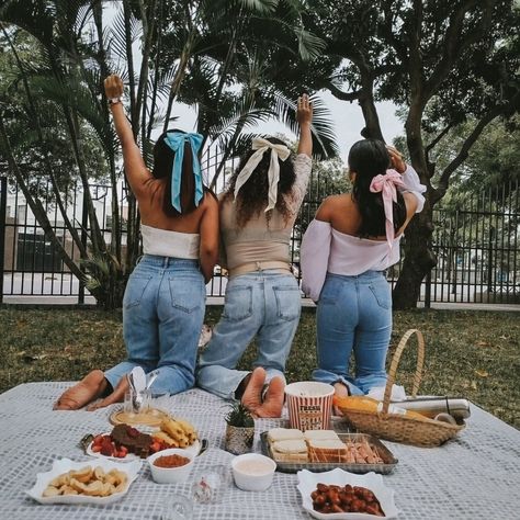 Un picnic entre amigas es la mejor manera de desconectar y disfrutar de lo simple. Entre risas, buena comida y la mejor compañía, los pequeños momentos se vuelven inolvidables.🌸🧺💛 #PicnicEntreAmigas #MomentosFelices #AireFresco