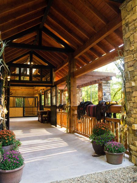 Mansion With Stables, Beautiful Stables Equestrian, Horses Stables Ideas, Nice Horse Stables, Tropical Horse Stables, Beautiful Horse Stables, French Horse Stables, Fancy Equestrian Facility, Luxury Horse Stables Exterior